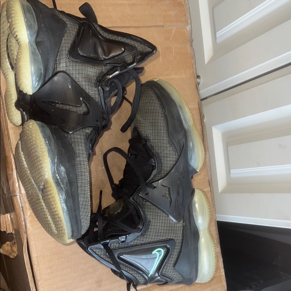 Nike LeBron James 19. Men’s 9.5